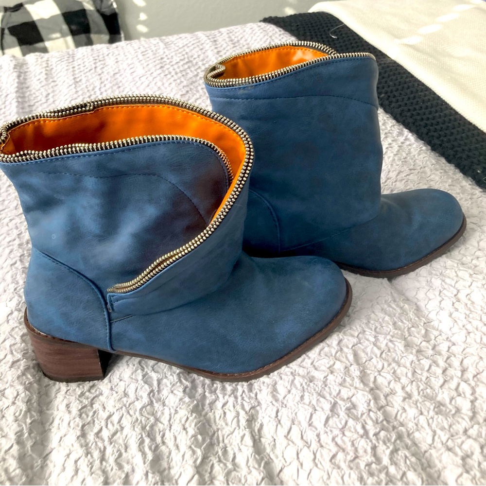Faux leather double zipper boots. Size 7